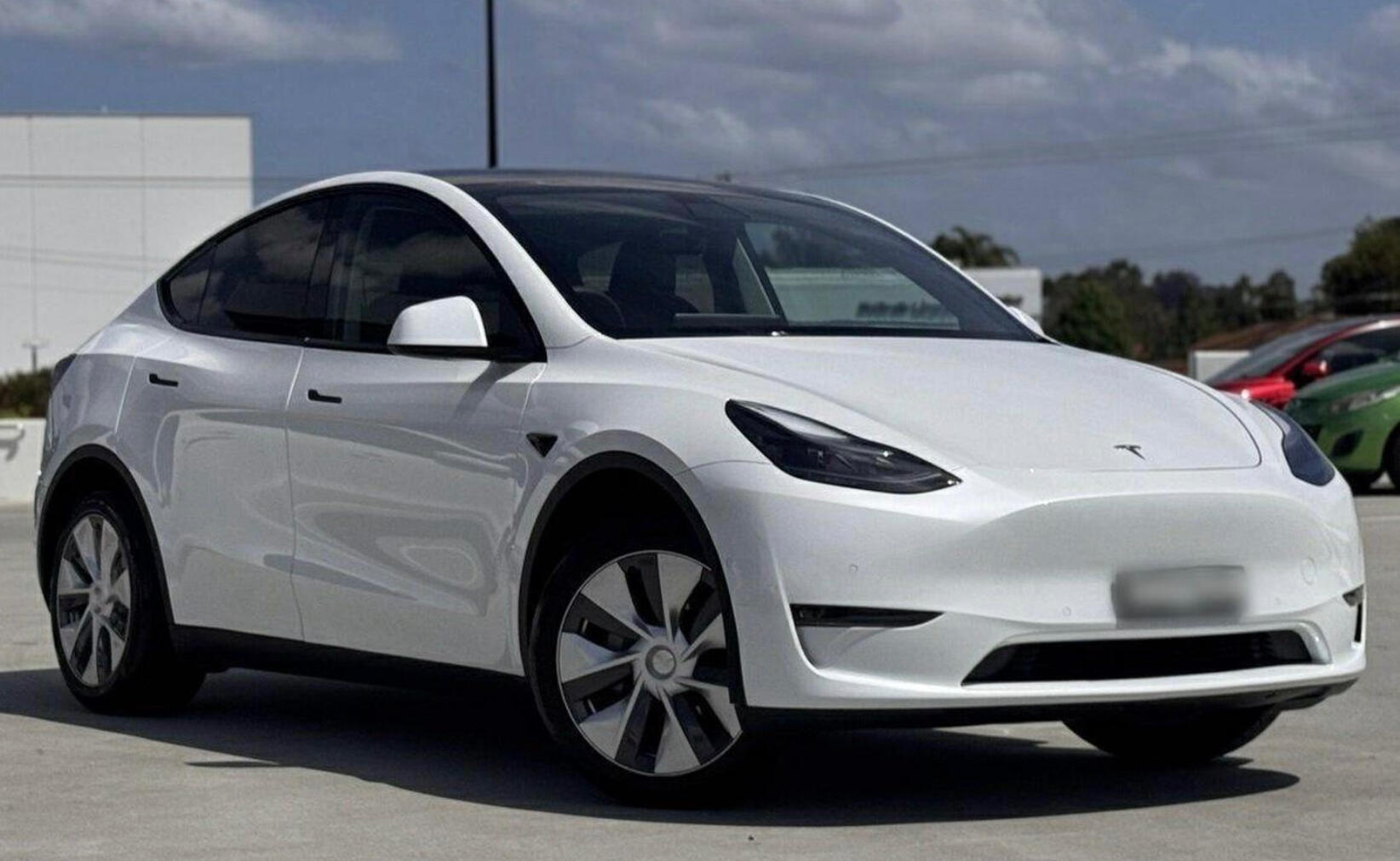 รถ Tesla Model Y – ให้บริการรับ–ส่งสนามบิน
